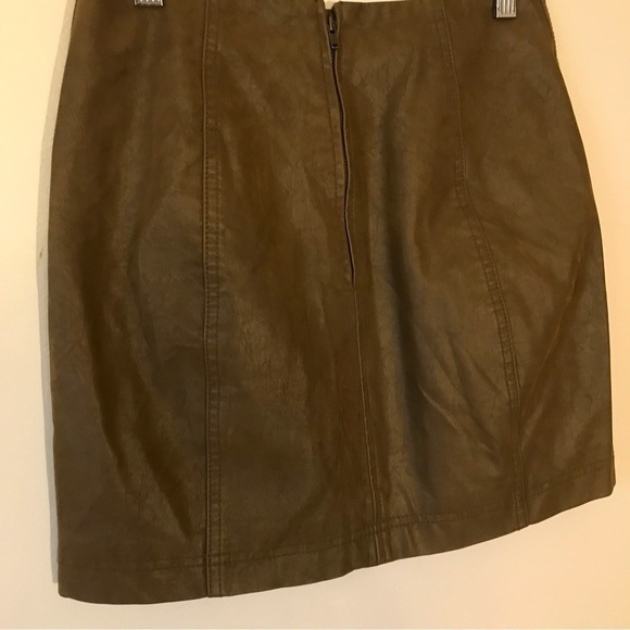 𝅺FREE People vegan leather skirt. Women’s size 0. - Picture 2 of 5